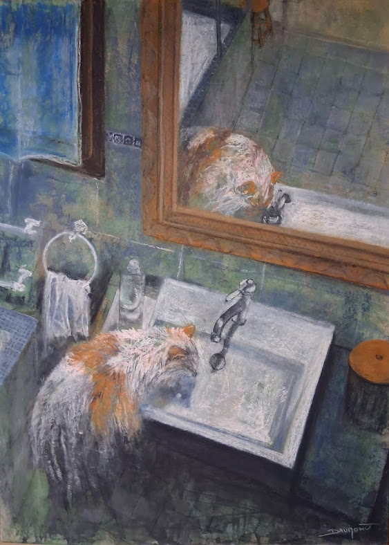 un chat à poils longs entrain de boire au robinet d'une salle de bain, son reflet est dans le miroir au dessus, on y voit le reste de la salle de bain