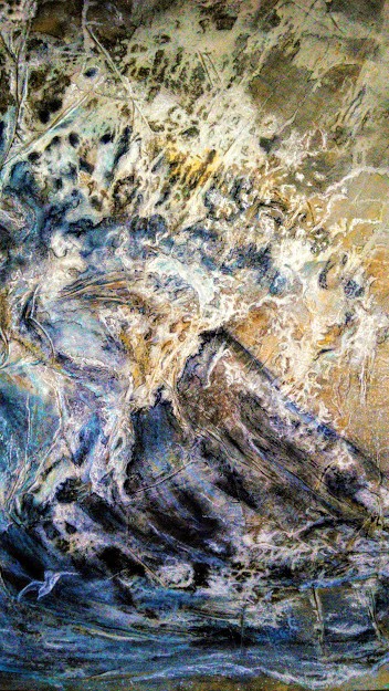 Vague montante comme torturée, un goéland tente de s'échapper sur la droite. Art abstrait