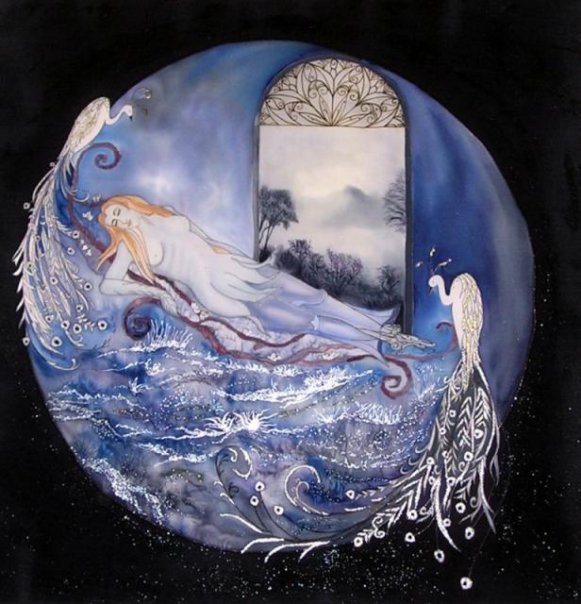 peinture sur soie, une femme fleur dont la robe est fermée pour la nuit. Elle est couchée sur des branches, 2 oiseaux blancs sont à ses pieds et à sa tête