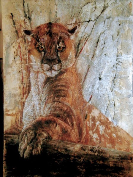 un puma qui a une patte reposant sur un tronc. Son regard est sauvage. Art animalier
