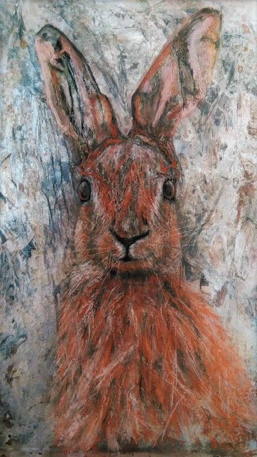 Gros plan d'un lièvre, les oreilles sont placées hautes, le regard est étonné, curieux. Les poils semblent voler au vent. Art abstrait, figuratif, art animalier