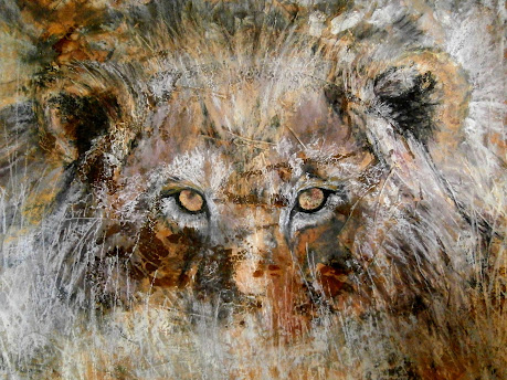gros plan sur un lion couché dans la savane, on ne voit que les oreilles et les yeux, le nez est deviné dans les herbes hautes. Art animalier