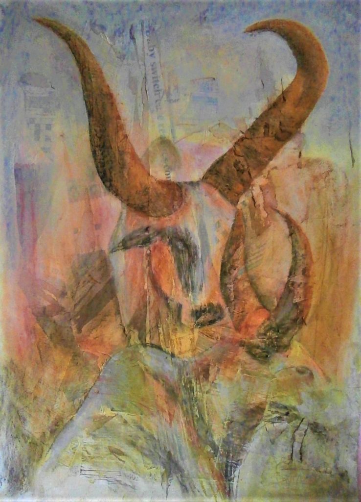 Deux zébus, un debout avec de grandes cornes qui se penche sur un autre couché