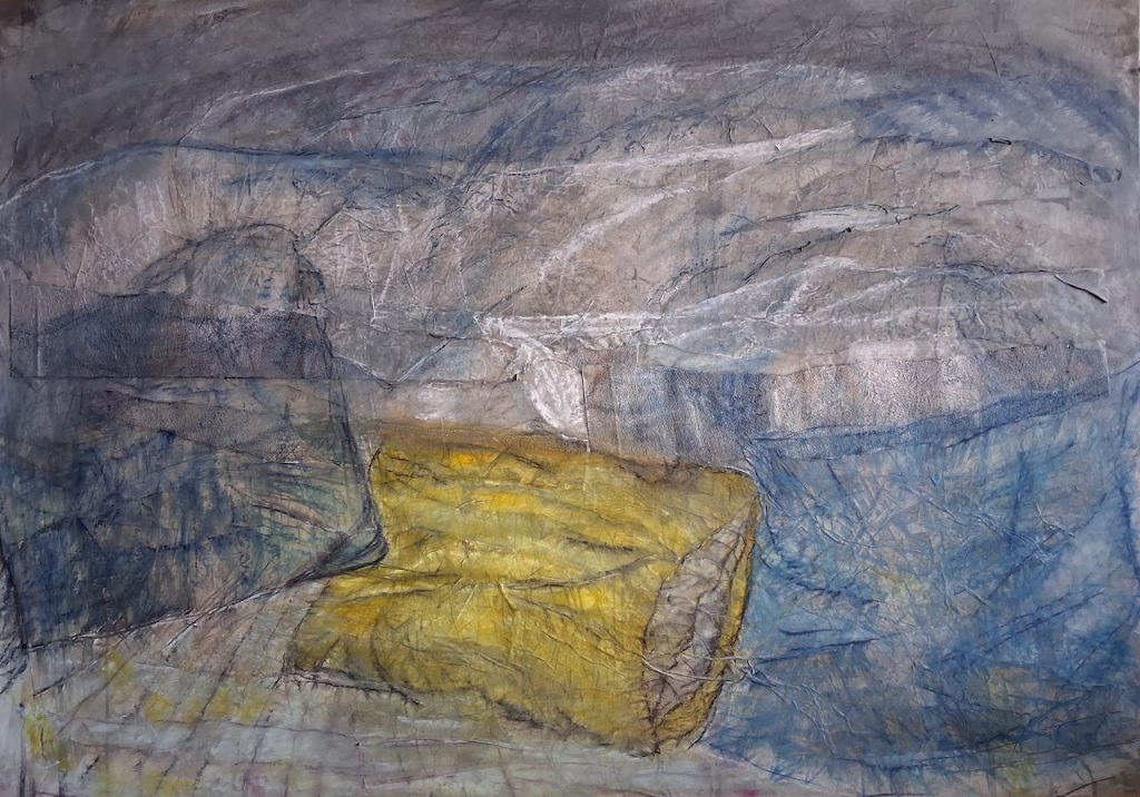 3 oreillers, jaune bleu clair et bleu foncé, en bas de l'oeuvre et au dessus une couette rebondie blanche. Art contemporain