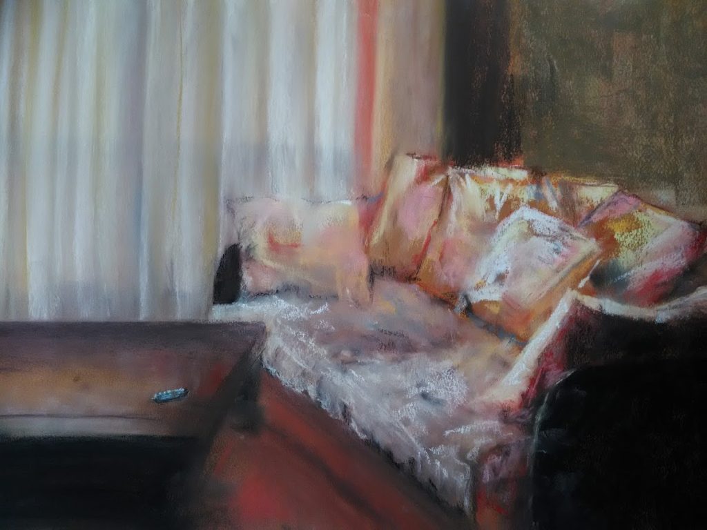 canapé 3 places très confortable avec une table basse, un mur de fond marron, un rideau en pied blanc. Nouvelle figuration