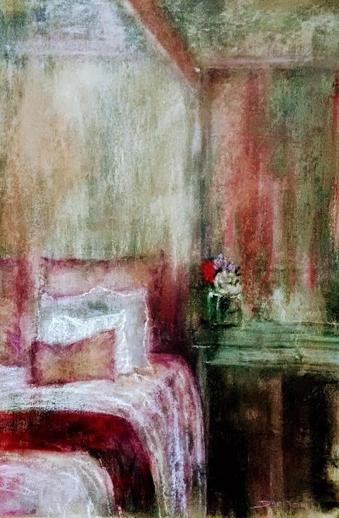 un lit d'aspect suranné, vieux rose, vert délavé, 3oreillers, un pot de fleur sur une table de chevet. Art figuratif