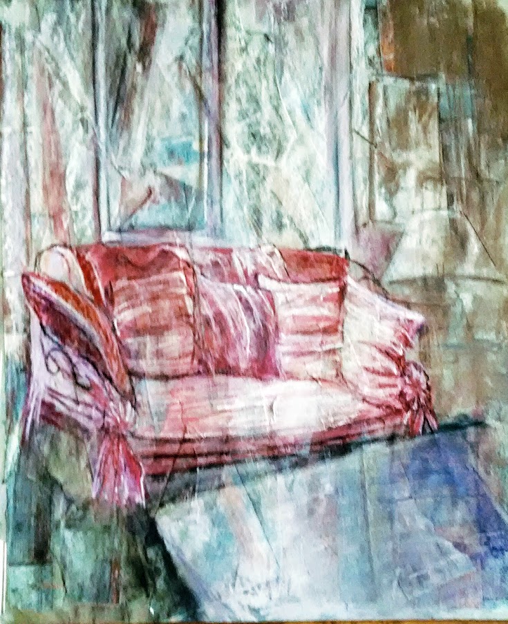 un canapé teintes rose peu confortable dans un environnement surexposé