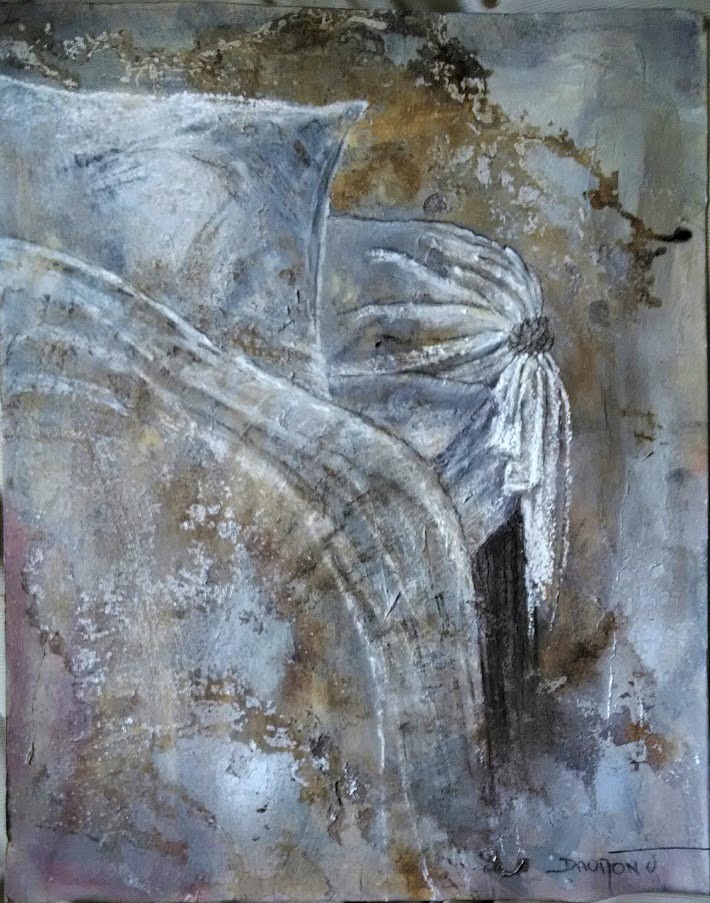 Détail d'un polochon et oreiller sur un drap à peine esquissé, fond argent et doré. Art figuratif