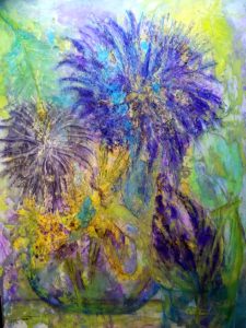 Vase transparent sur fond verts vifs, jaunes, et turquoise, fleurs dahlias bleu outremers. Art abstrait