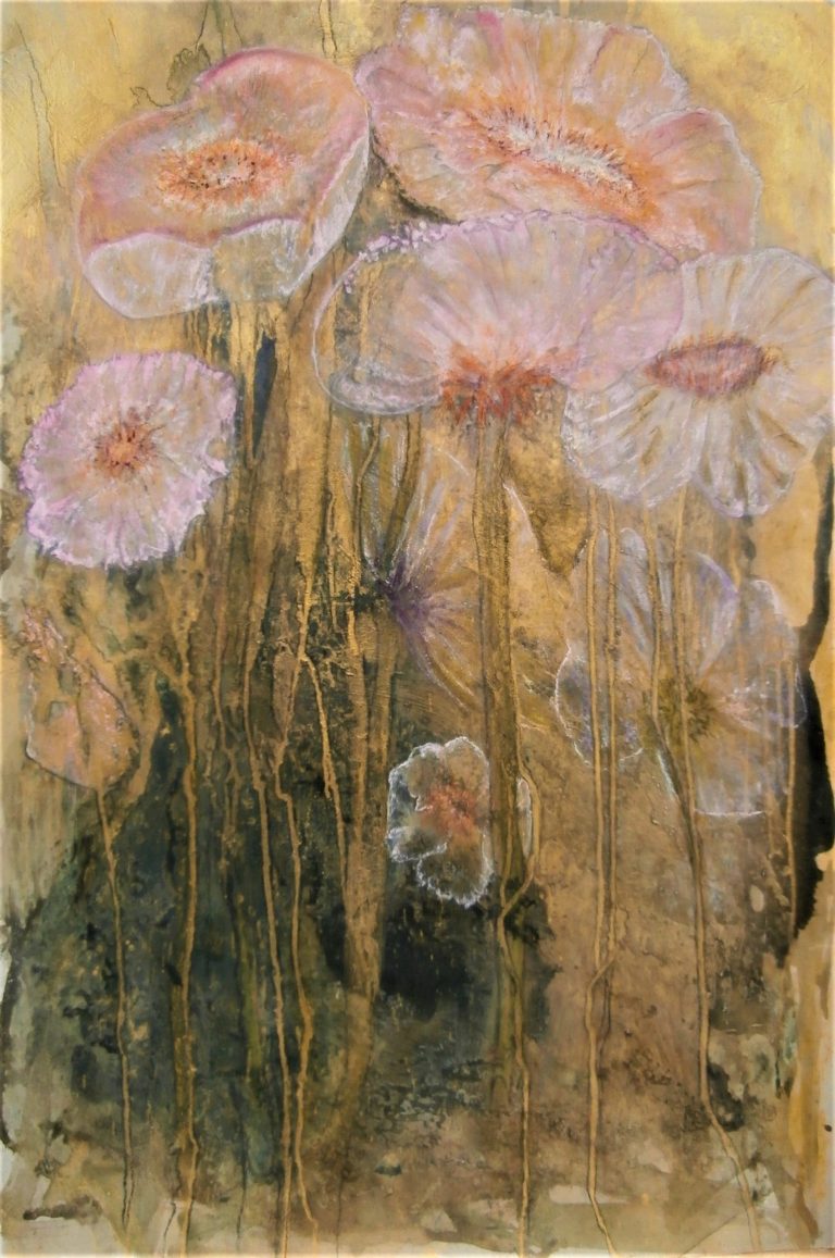 atmosphère très douce des pavots roses clair, sur fond doré, avec des feuilles vert bronze. Art abstrait contemporain