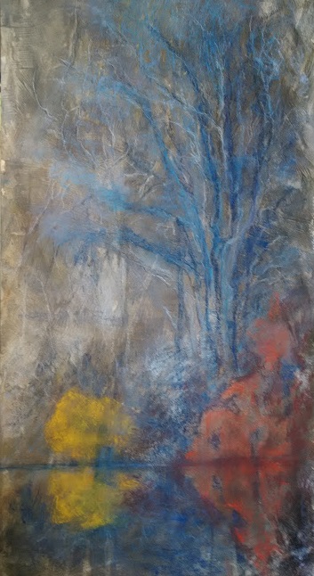 paysage sur fond gris avec des arbres bleu et des buissons rouge et jaunes, qui se reflètent dans l'eau