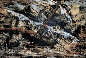 un navire dont les voiles sont en lambeaux est entrain de s'échouer. l'atmosphère est noire et beige. Art abstrait figuratif